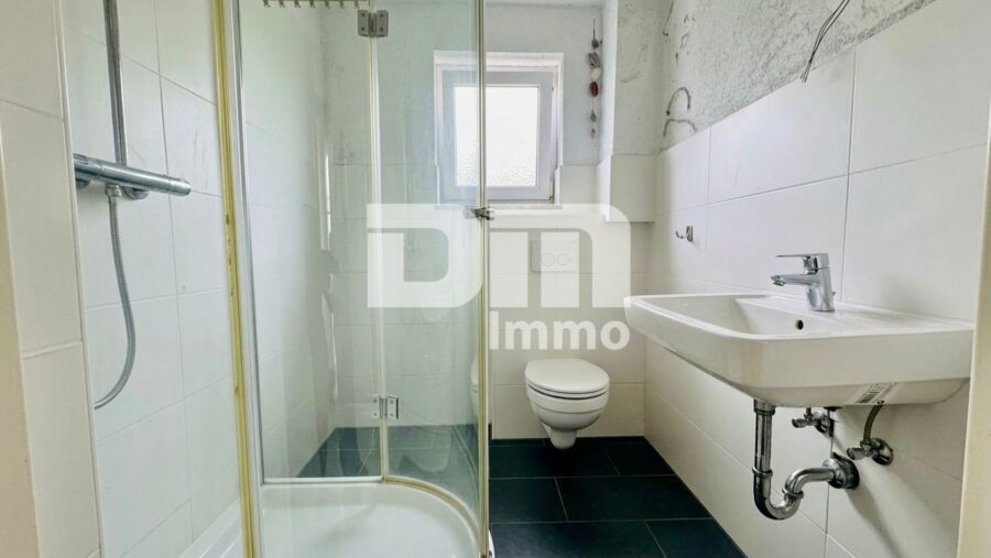 Umfangreich saniertes EFH inkl. PV-Anlage, Terrasse, Wintergarten und Garage - EG / OG Bad / Dusche